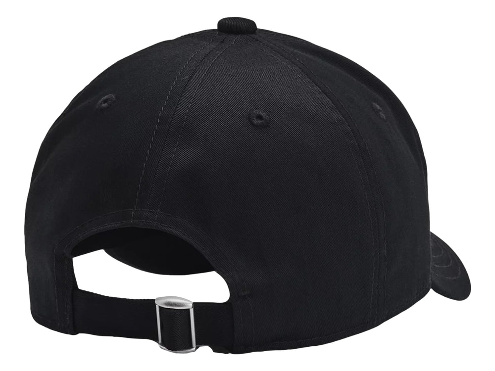 Gorra deportiva Under Armour de color negro con logotipo bordado en el frente y visera curva.