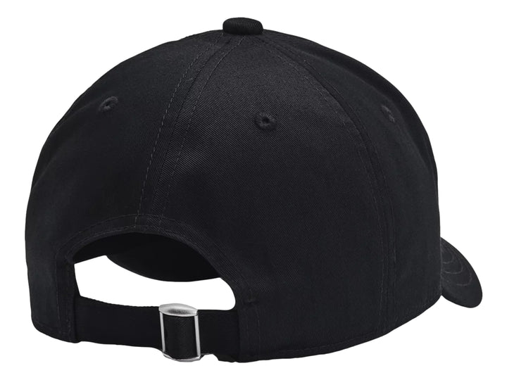 Gorra deportiva Under Armour de color negro con logotipo bordado en el frente y visera curva.