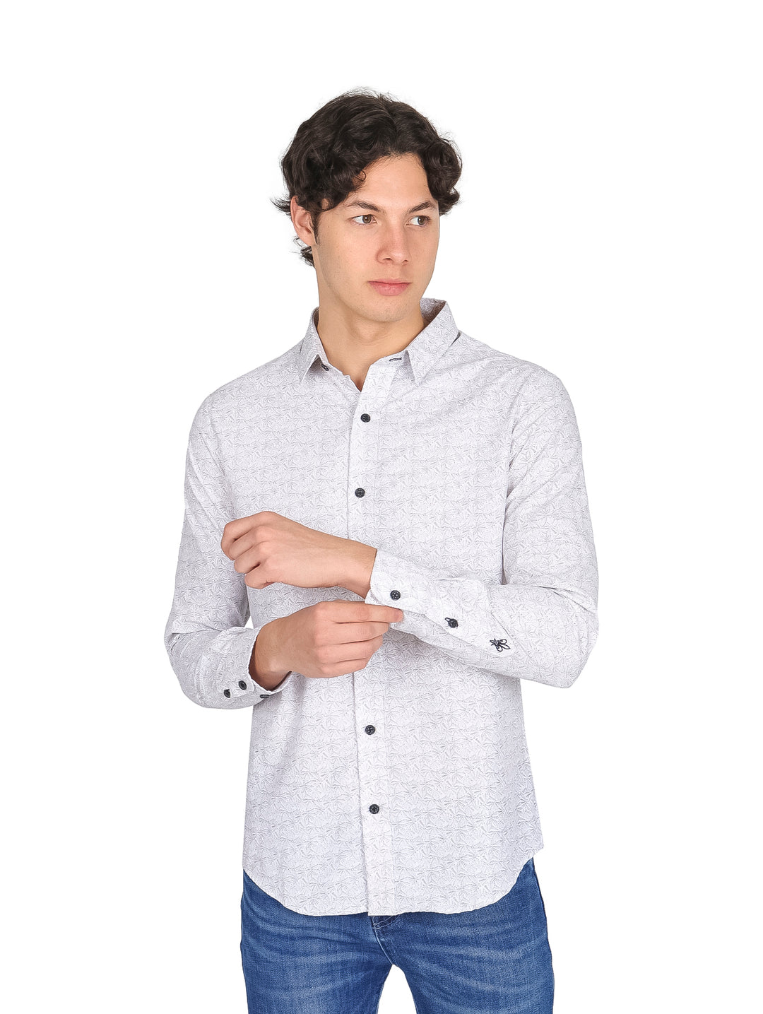 Hombre vistiendo camisa Rock Jeans de manga larga en color negro con estampado pequeño y botones frontales.