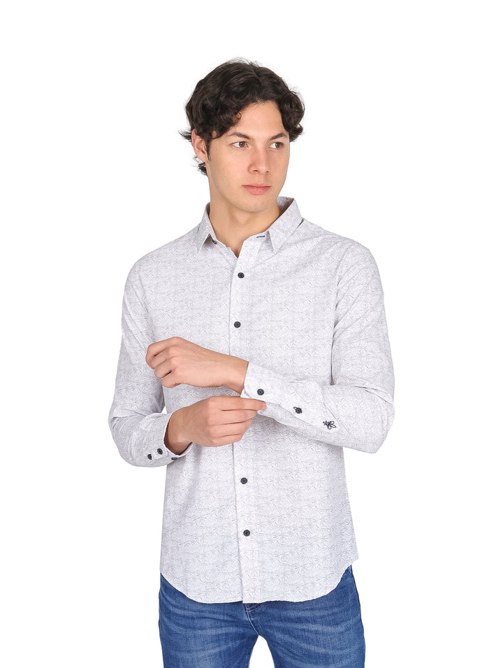 Hombre vistiendo camisa Rock Jeans de manga larga en color negro con estampado pequeño y botones frontales.