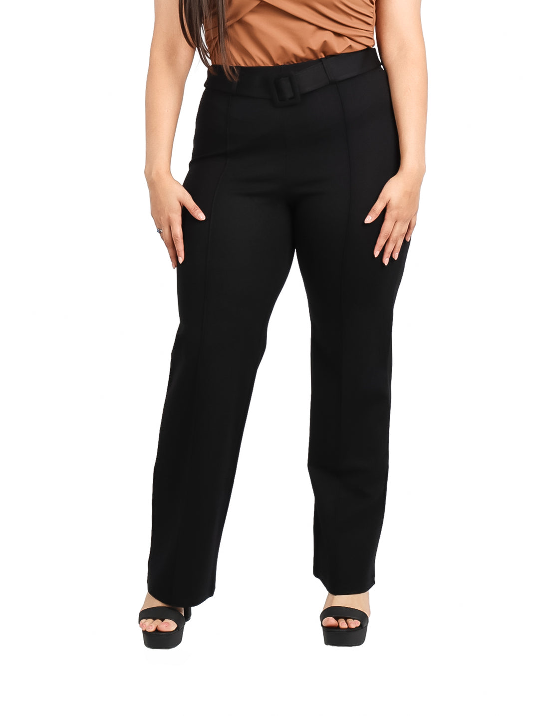 Mujer vistiendo pantalón negro de talle alto con cinturón integrado y corte recto.