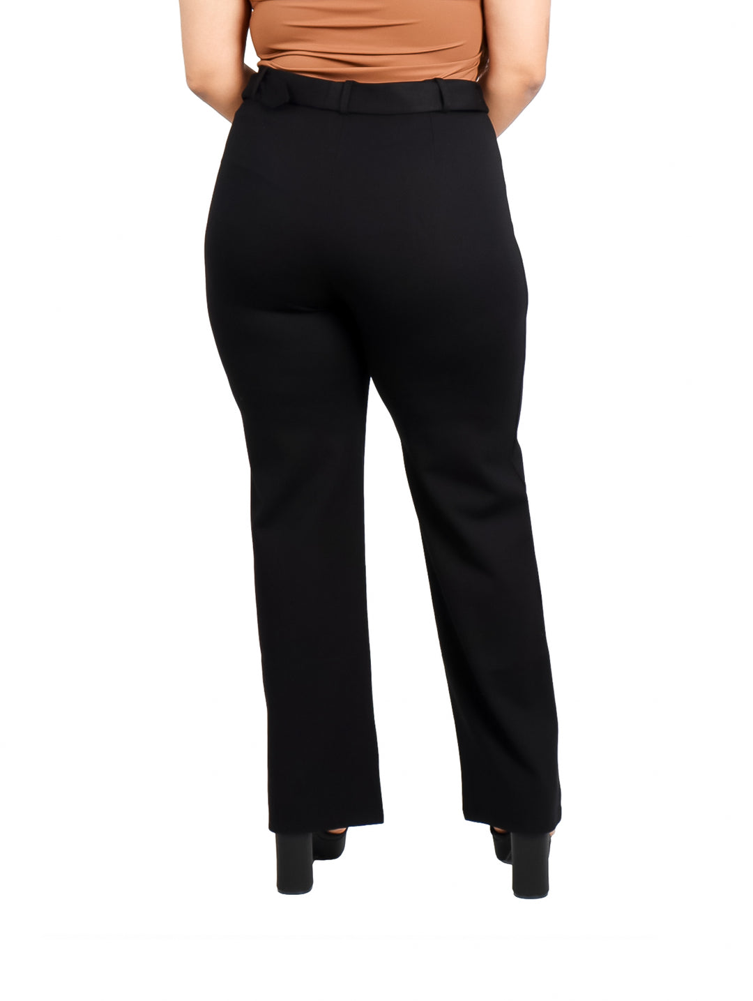Mujer vistiendo pantalón negro de talle alto con cinturón integrado y corte recto.