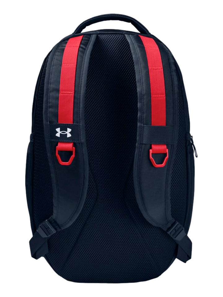 Mochila Under Armour Hustle 5.0 en color azul marino con detalles decorativos en rojo y logotipo blanco frontal.