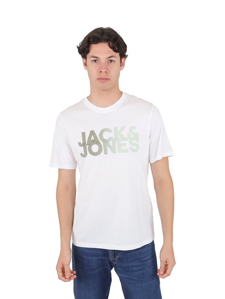 Hombre vistiendo una camiseta blanca de manga corta con cuello redondo y estampado de marca en el pecho.