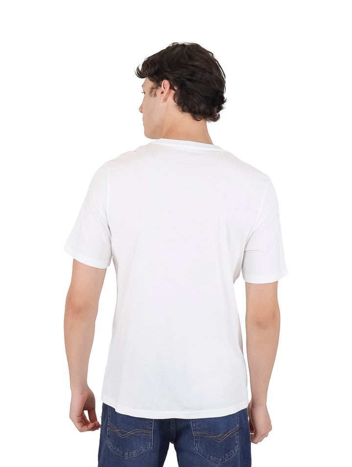 Hombre vistiendo una camiseta blanca de manga corta con cuello redondo y estampado de marca en el pecho.