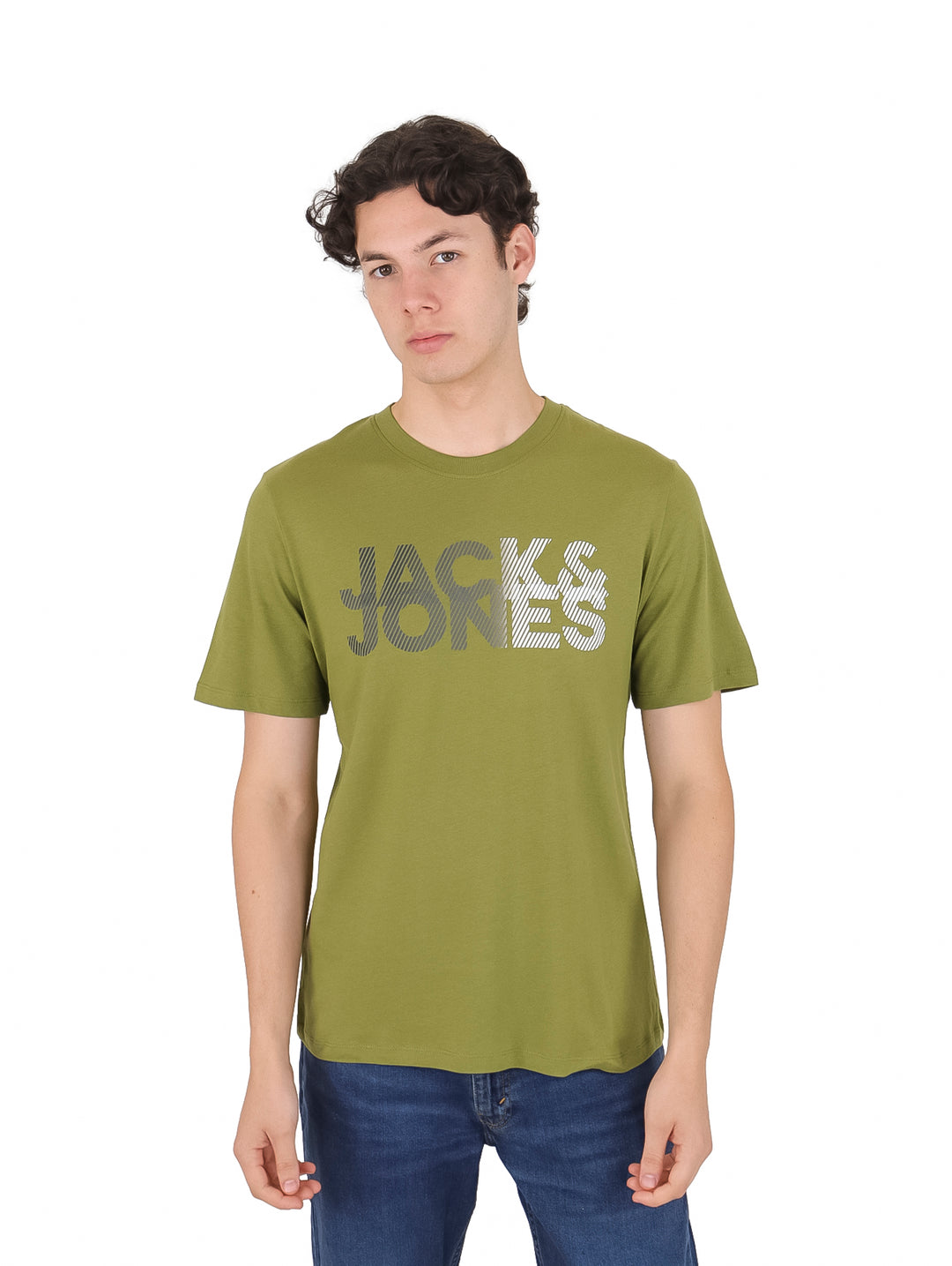 Hombre vistiendo playera color olivo con estampado frontal de la marca Jack & Jones.