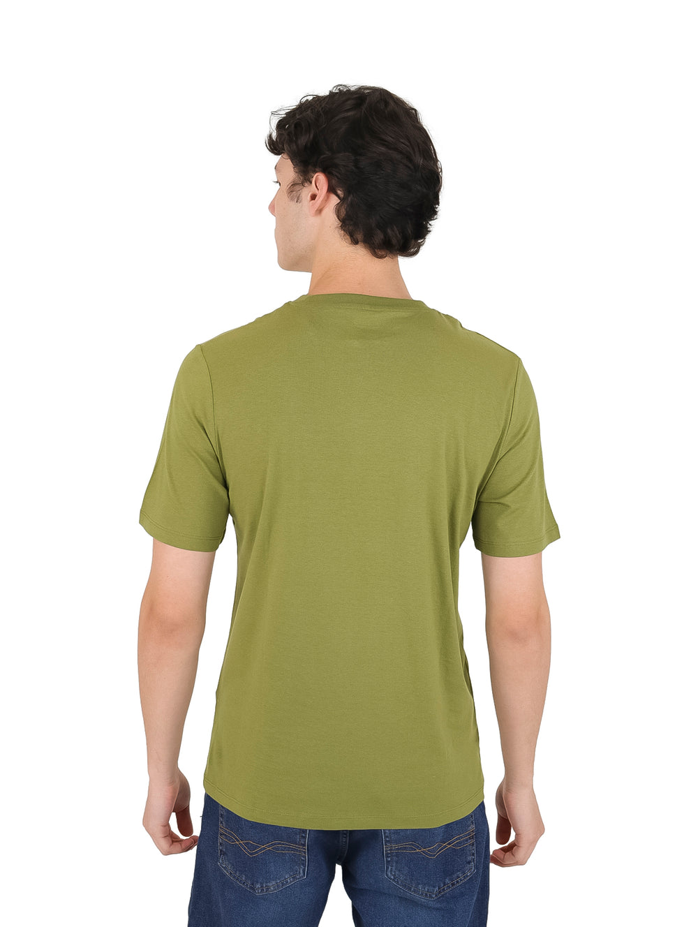 Hombre vistiendo playera color olivo con estampado frontal de la marca Jack & Jones.