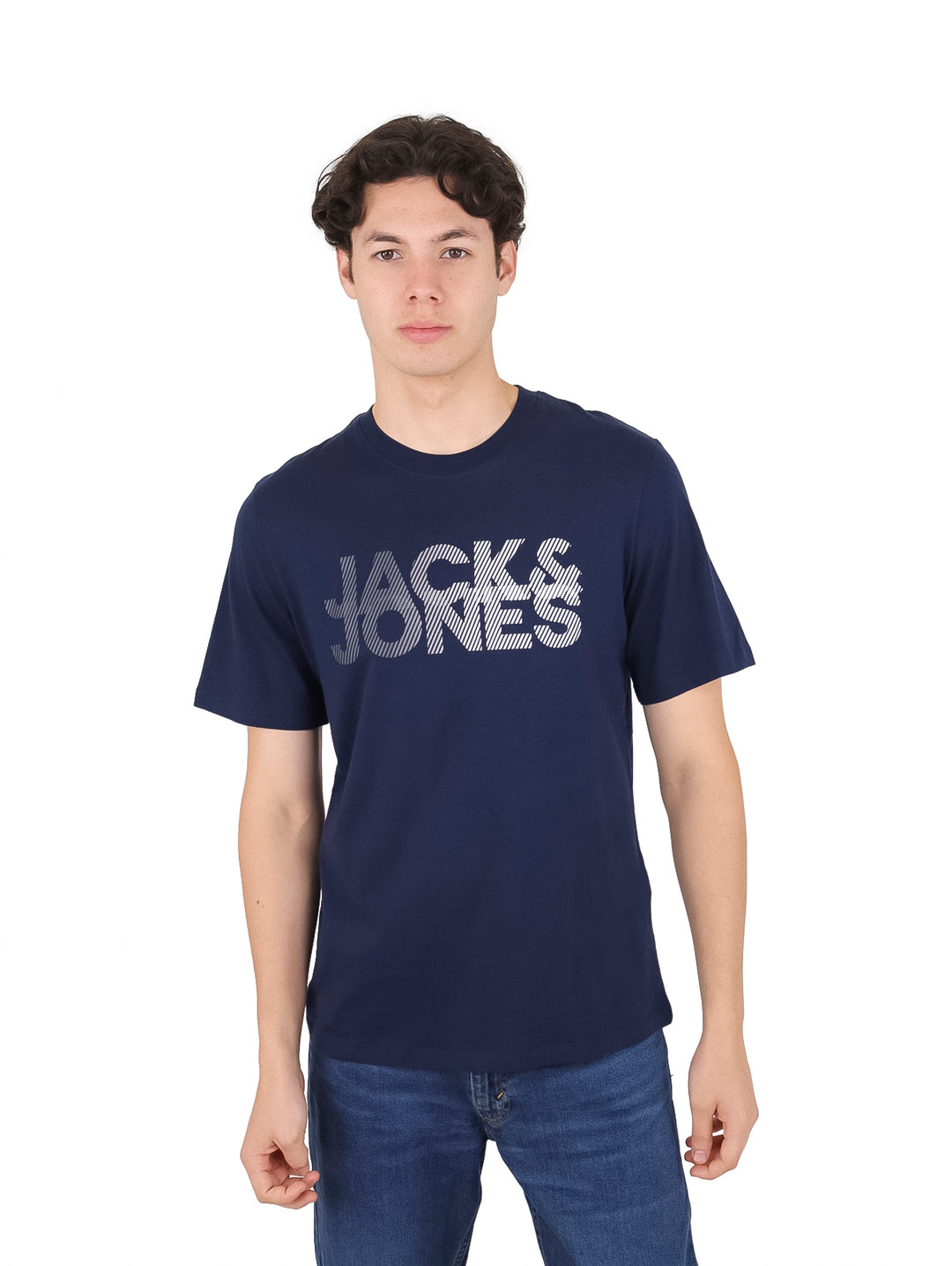 Hombre vistiendo playera navy de manga corta con estampado frontal de la marca Jack & Jones.