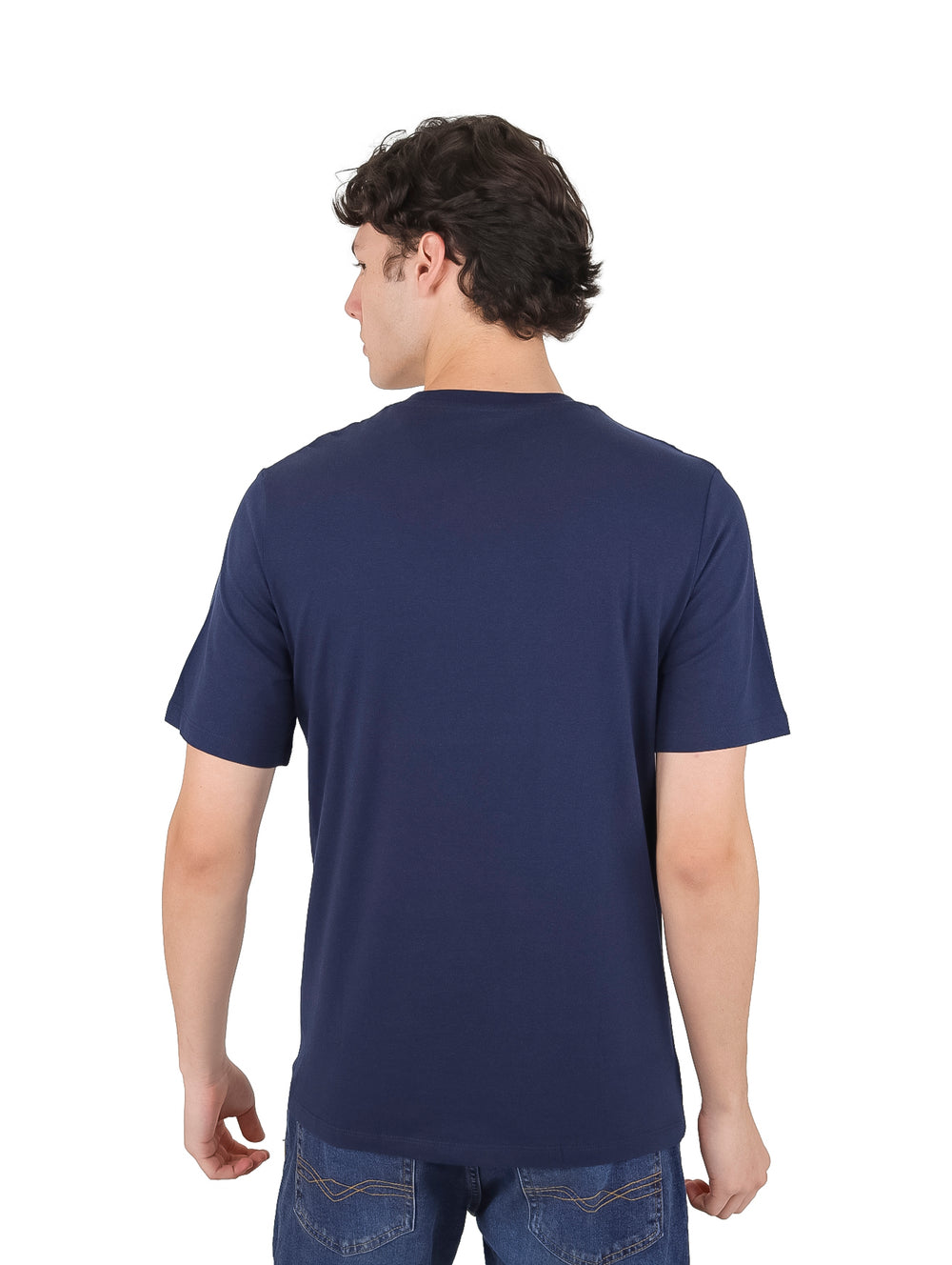 Hombre vistiendo playera navy de manga corta con estampado frontal de la marca Jack & Jones.