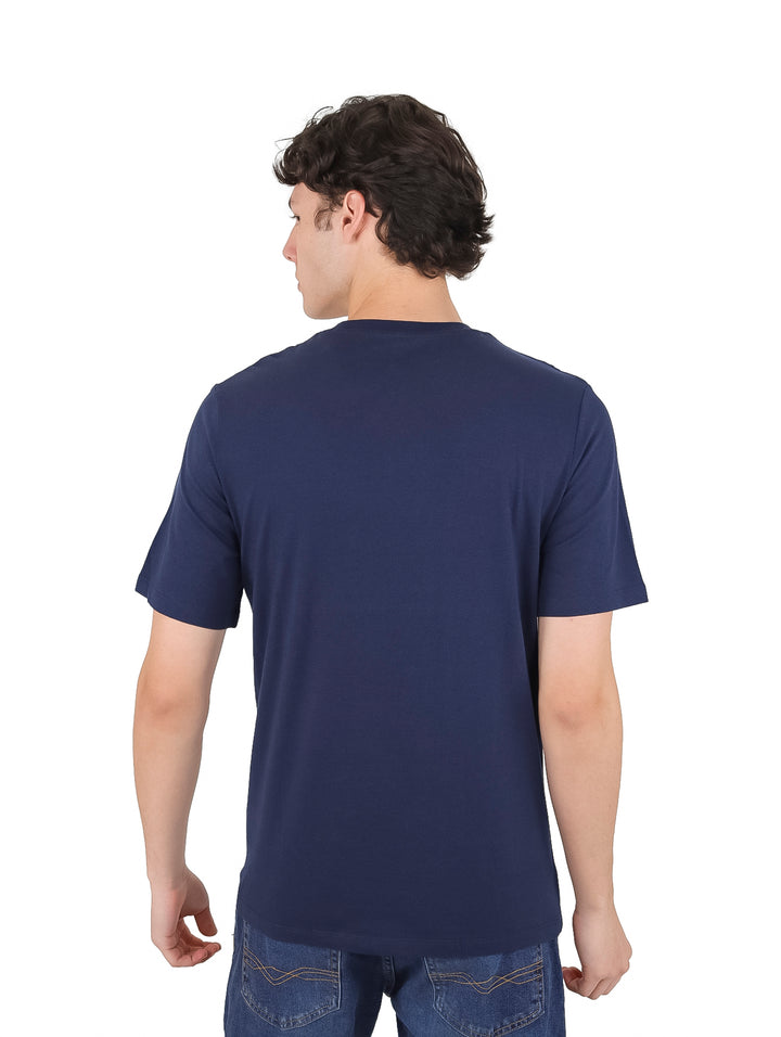Hombre vistiendo playera navy de manga corta con estampado frontal de la marca Jack &amp; Jones.