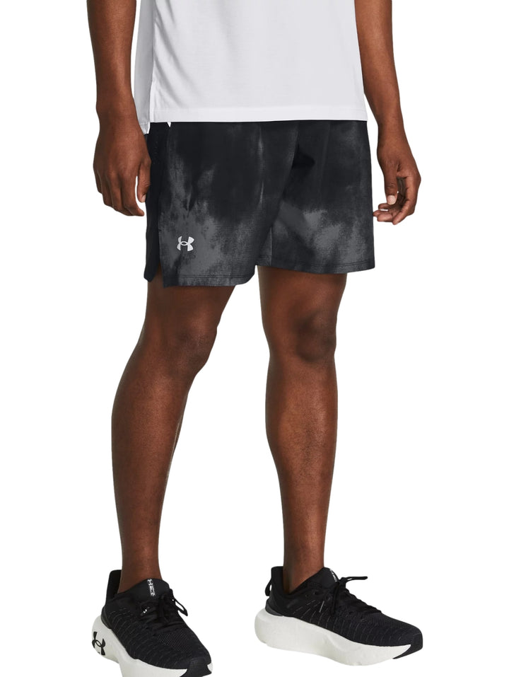 Shorts deportivos Under Armour color negro con estampado abstracto en gris y logo blanco.