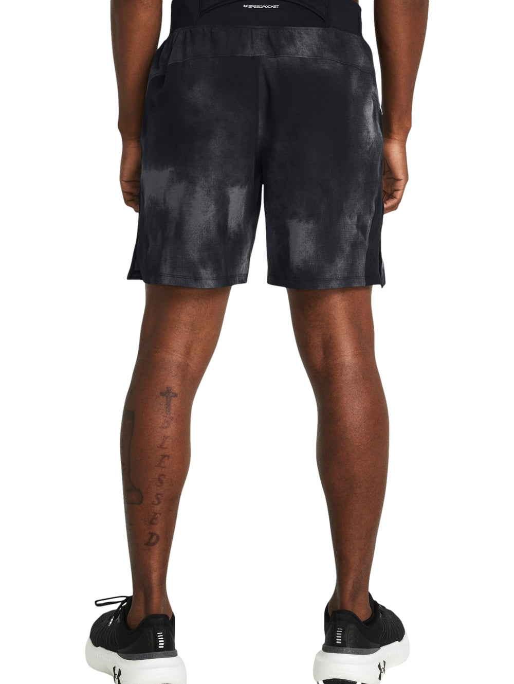 Shorts deportivos Under Armour color negro con estampado abstracto en gris y logo blanco.