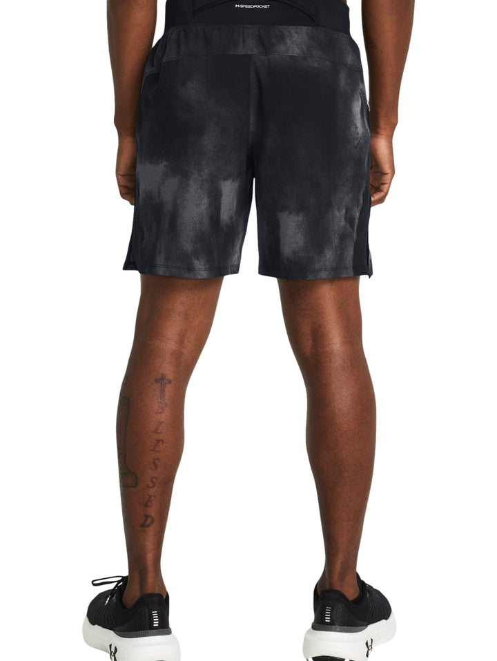 Shorts deportivos Under Armour color negro con estampado abstracto en gris y logo blanco.