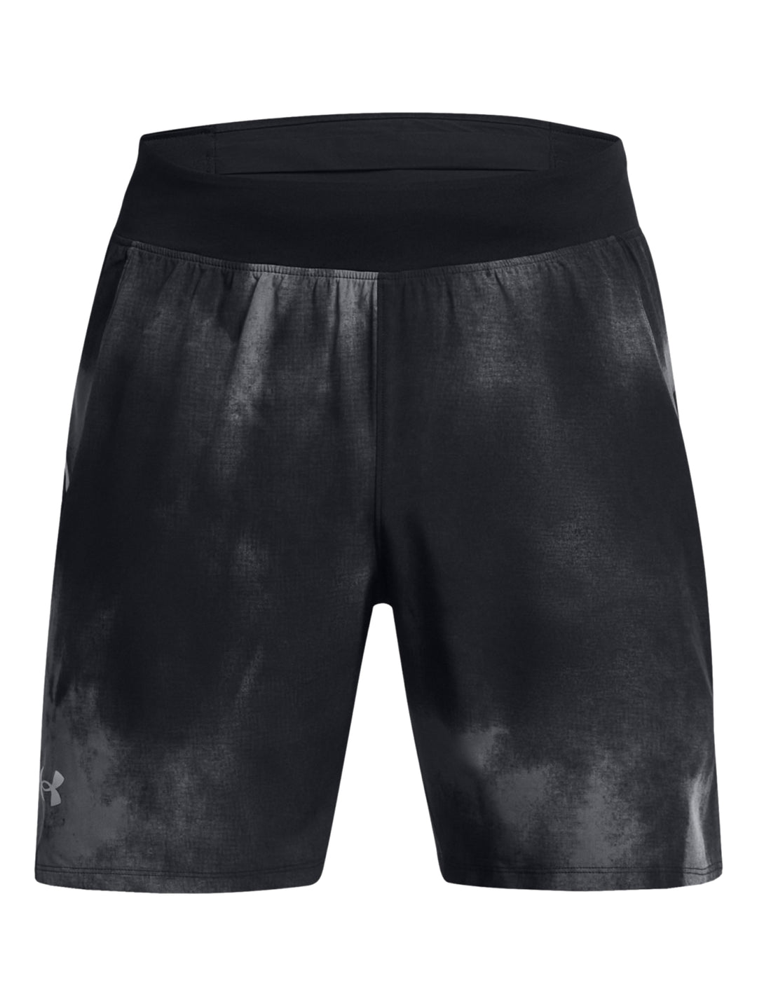 Shorts deportivos Under Armour color negro con estampado abstracto en gris y logo blanco.