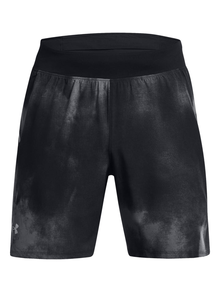 Shorts deportivos Under Armour color negro con estampado abstracto en gris y logo blanco.