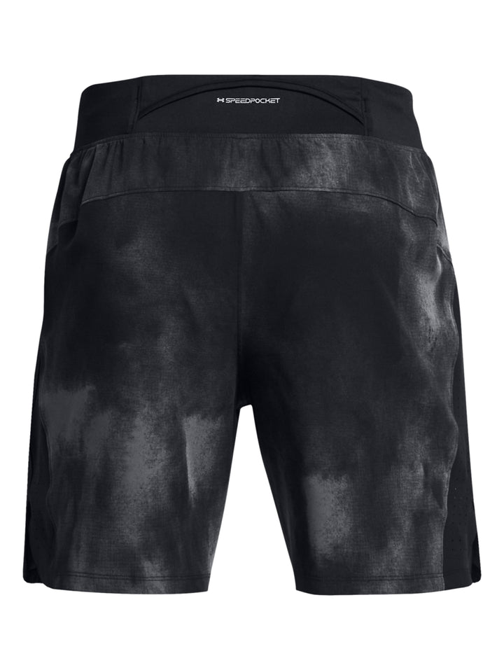 Shorts deportivos Under Armour color negro con estampado abstracto en gris y logo blanco.
