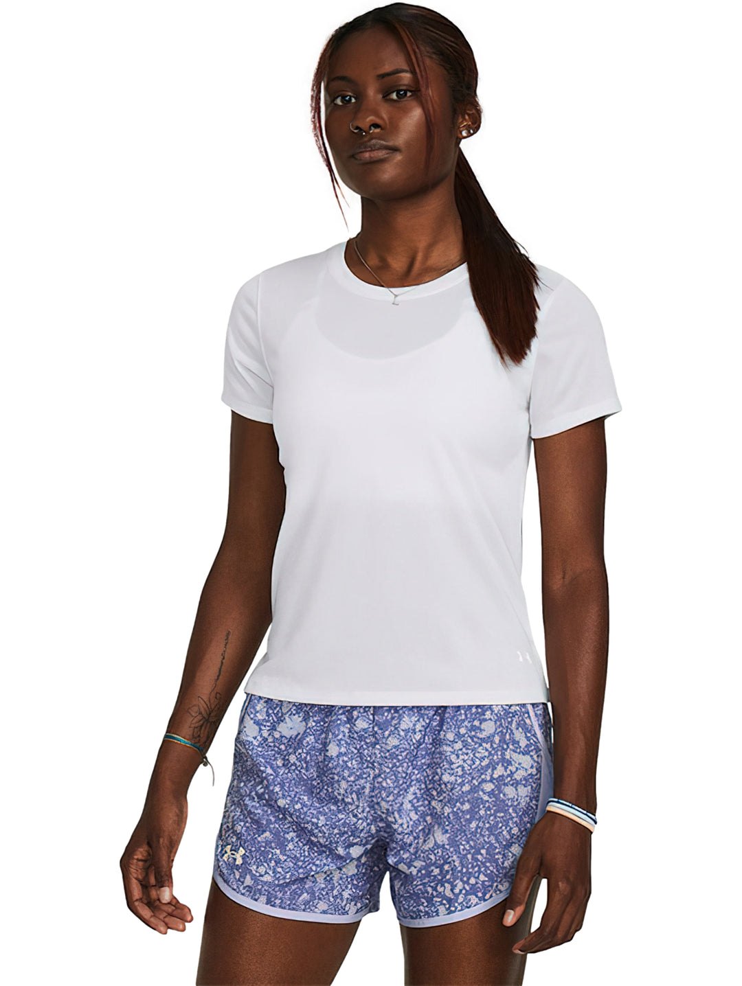Mujer vistiendo una camiseta deportiva de manga corta color blanco de la marca Under Armour.