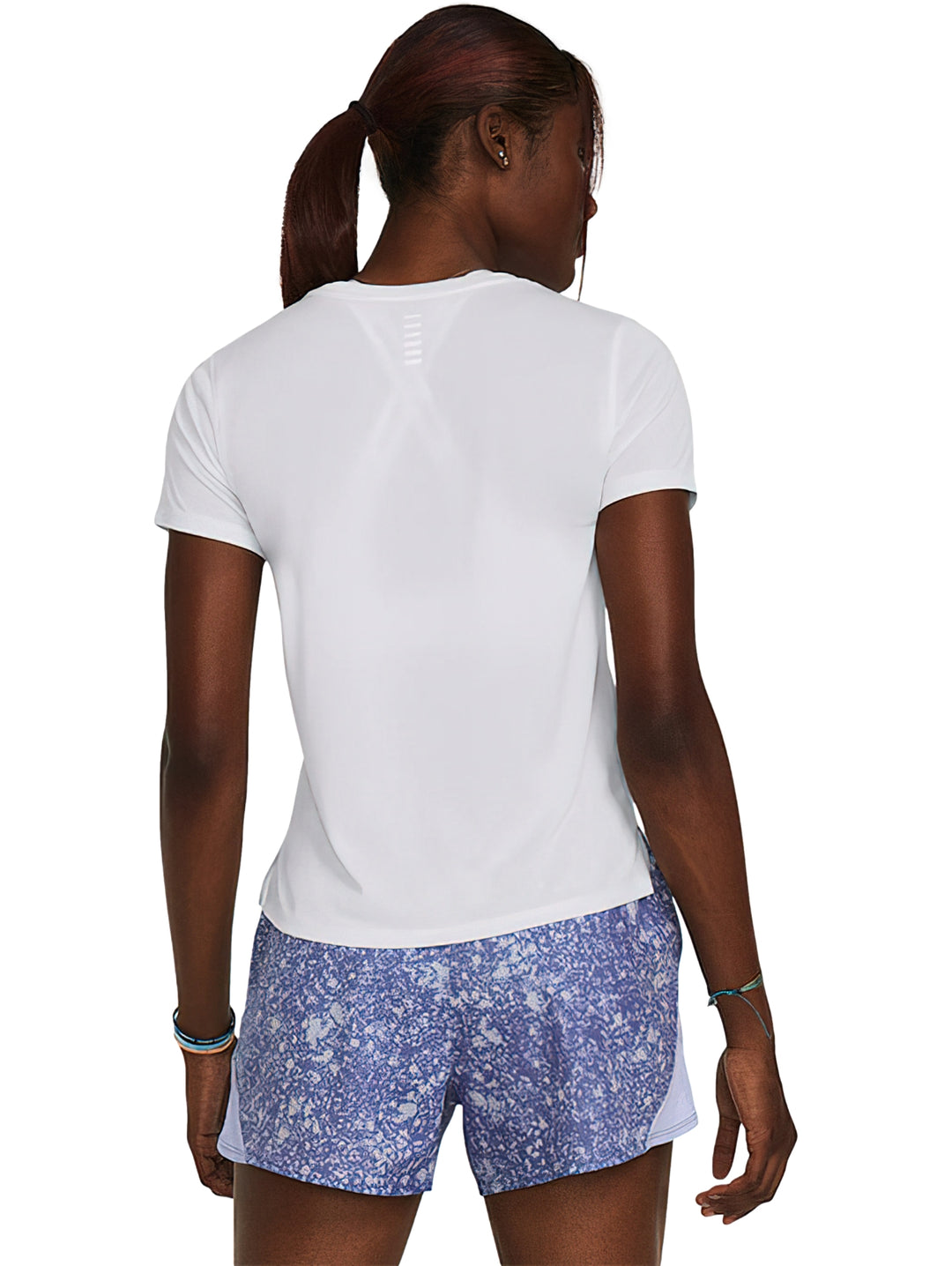 Mujer vistiendo una camiseta deportiva de manga corta color blanco de la marca Under Armour.