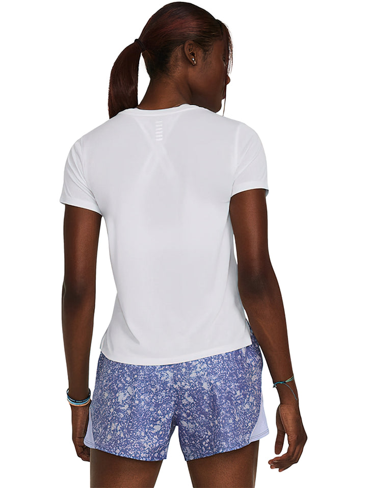 Mujer vistiendo una camiseta deportiva de manga corta color blanco de la marca Under Armour.