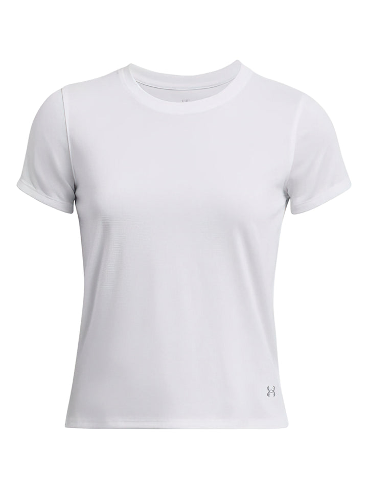 Mujer vistiendo una camiseta deportiva de manga corta color blanco de la marca Under Armour.