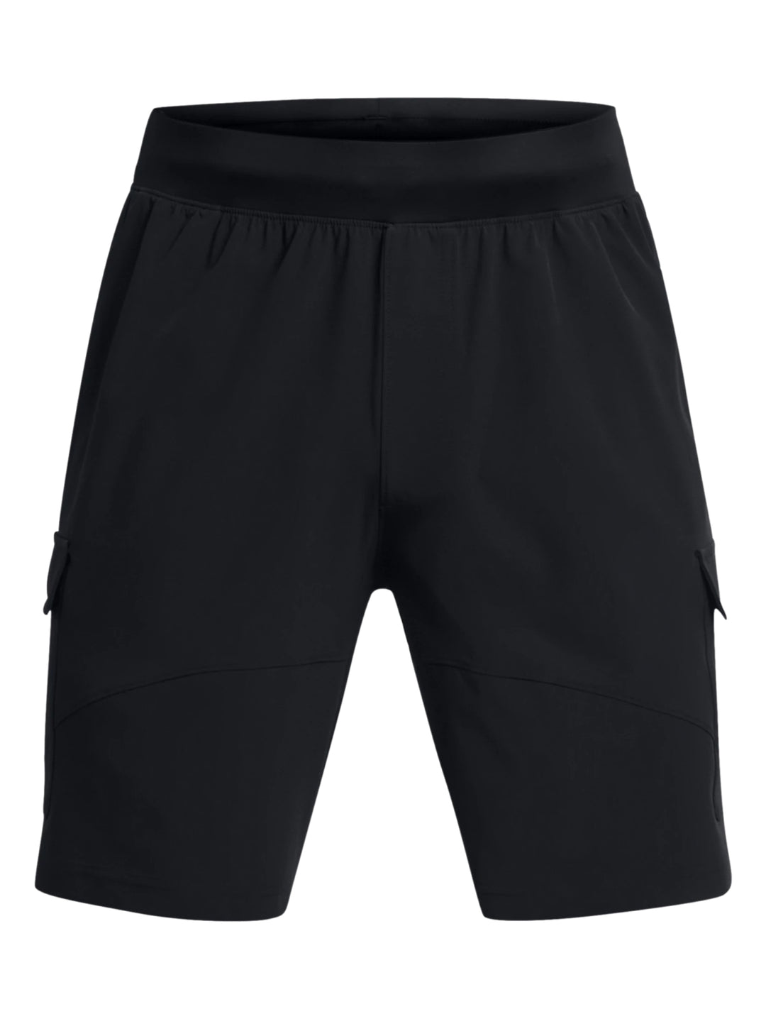 Hombre vistiendo shorts deportivos cargo de color negro marca Under Armour con camiseta blanca y tenis blancos.