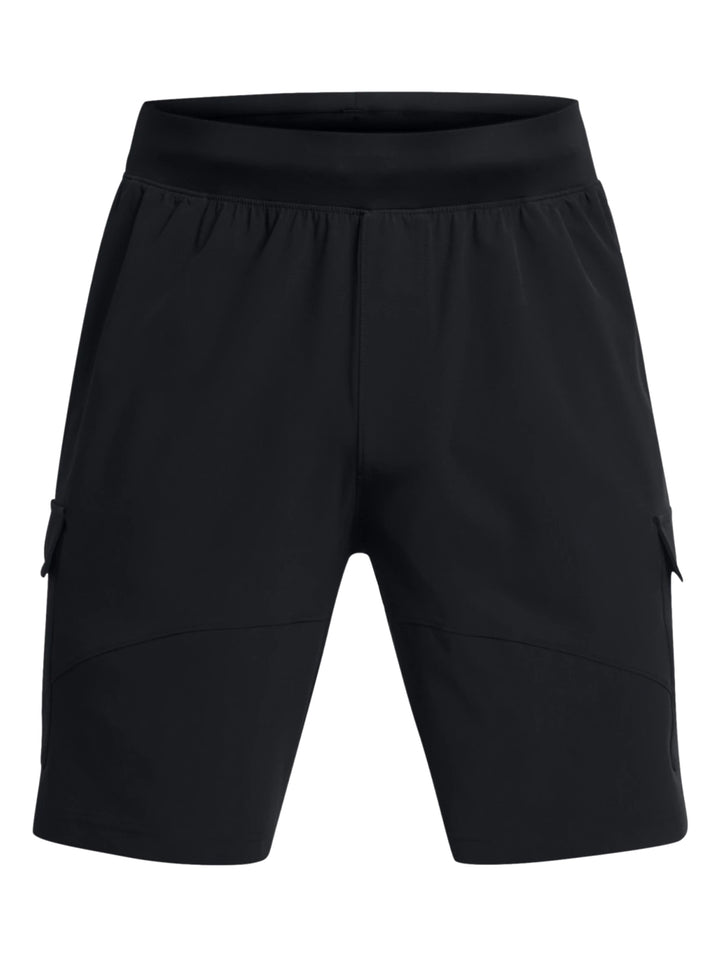 Hombre vistiendo shorts deportivos cargo de color negro marca Under Armour con camiseta blanca y tenis blancos.