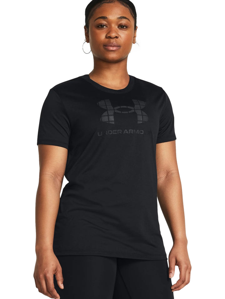 Mujer vistiendo una camiseta deportiva negra de manga corta con logotipo de Under Armour en el pecho.