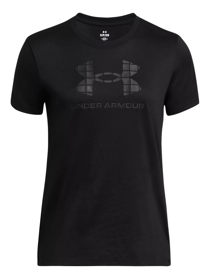 Mujer vistiendo una camiseta deportiva negra de manga corta con logotipo de Under Armour en el pecho.