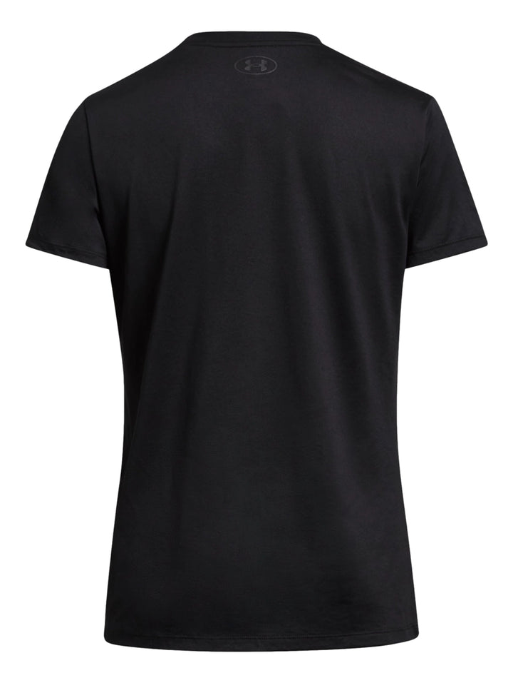 Mujer vistiendo una camiseta deportiva negra de manga corta con logotipo de Under Armour en el pecho.