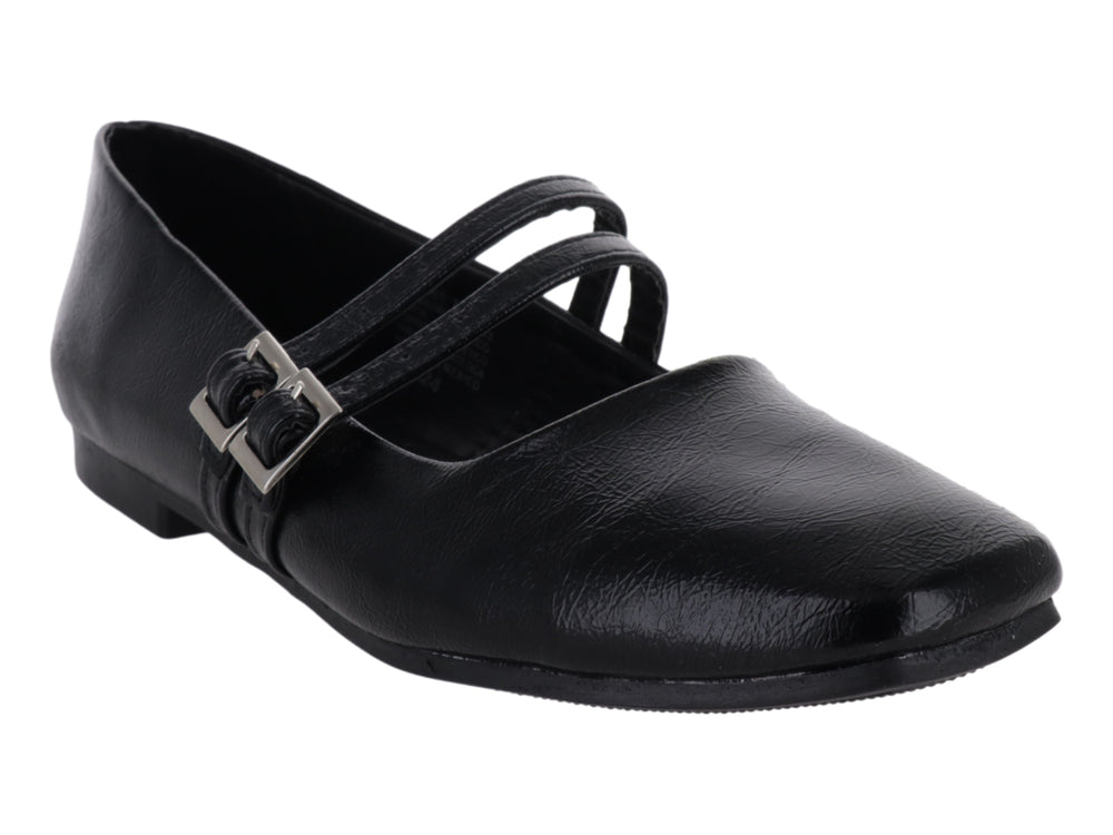 Zapato plano negro para niña con doble correa y hebillas plateadas sobre fondo blanco.