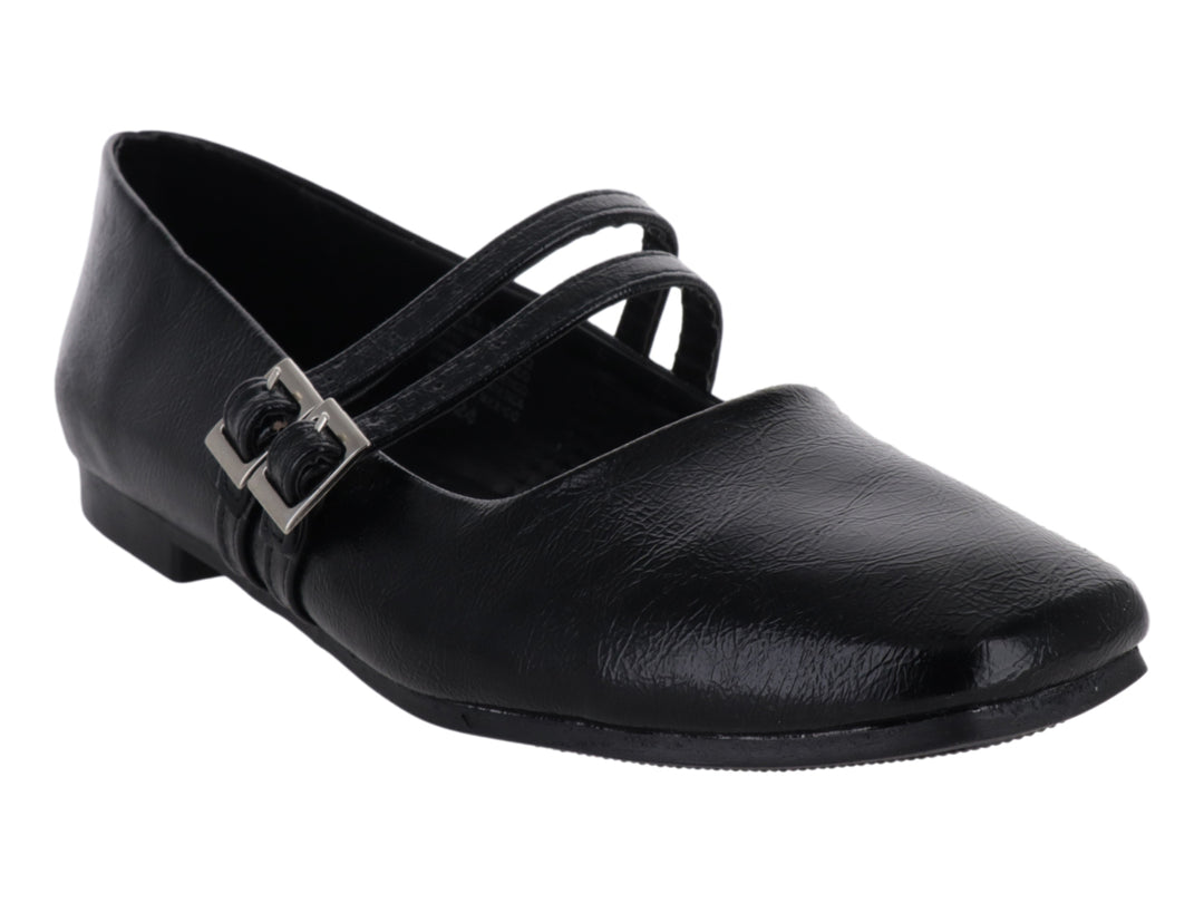 Zapato plano negro para niña con doble correa y hebillas plateadas sobre fondo blanco.
