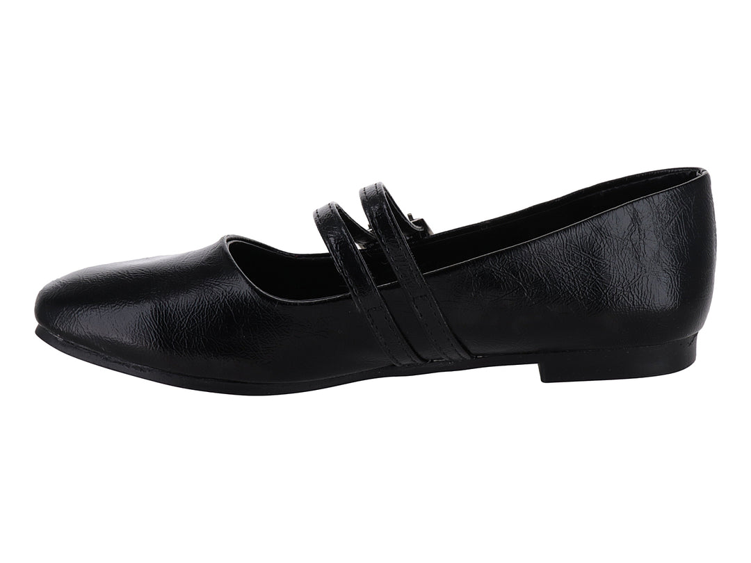 Zapato plano negro para niña con doble correa y hebillas plateadas sobre fondo blanco.