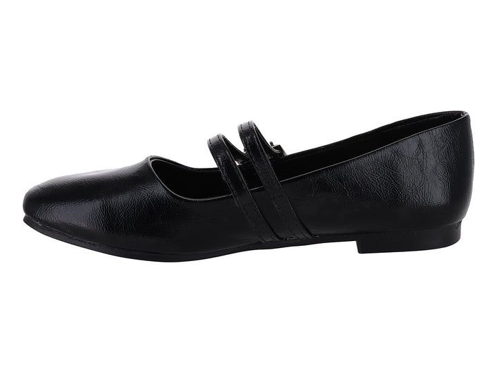 Zapato plano negro para niña con doble correa y hebillas plateadas sobre fondo blanco.