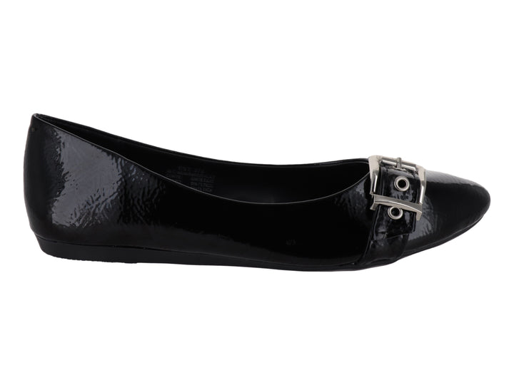Zapato plano color negro brillante con detalle de hebilla plateada en la parte superior.