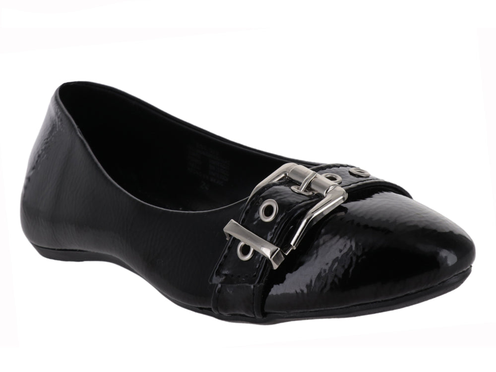 Zapato plano color negro brillante con detalle de hebilla plateada en la parte superior.
