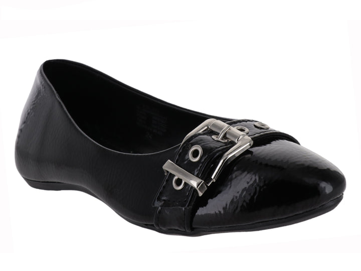 Zapato plano color negro brillante con detalle de hebilla plateada en la parte superior.