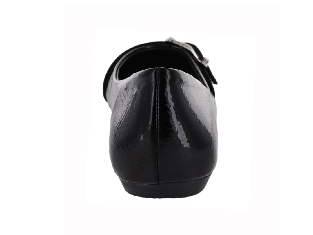 Zapato plano color negro brillante con detalle de hebilla plateada en la parte superior.