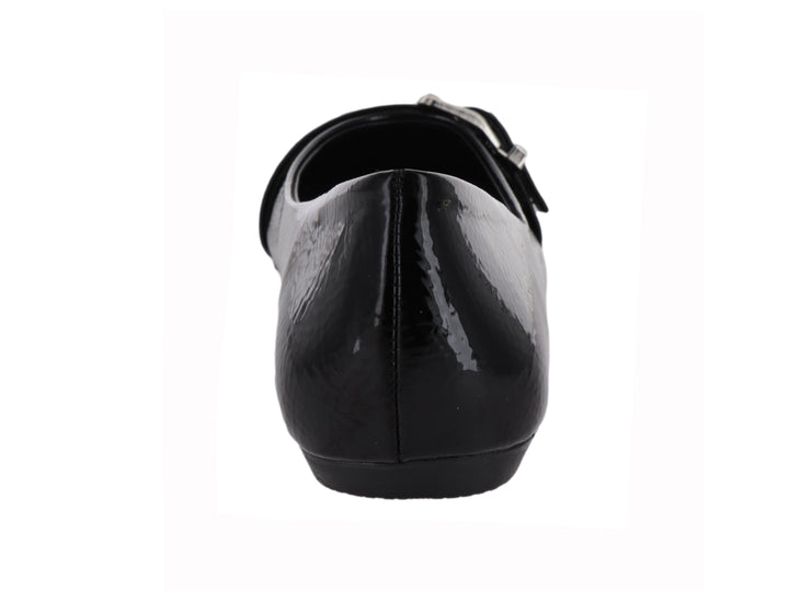 Zapato plano color negro brillante con detalle de hebilla plateada en la parte superior.
