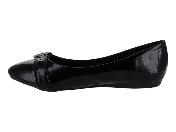 Zapato plano color negro brillante con detalle de hebilla plateada en la parte superior.