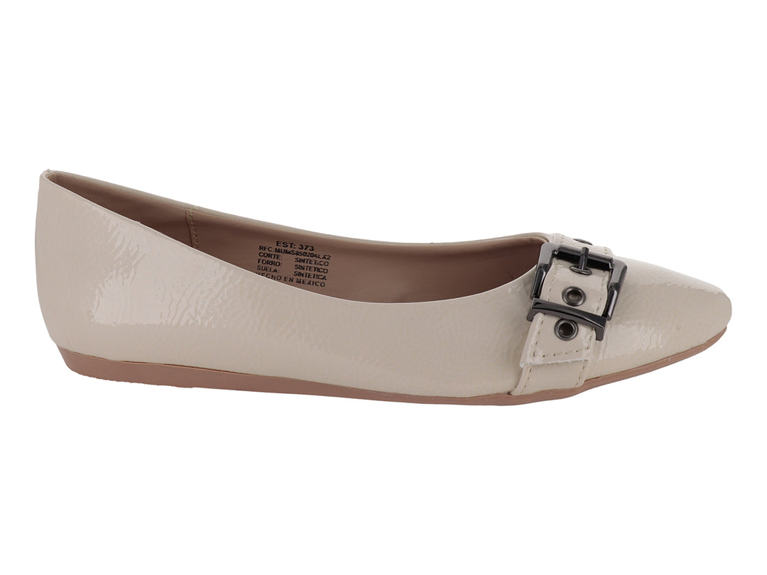 Zapato plano color latte con acabado brillante y hebilla decorativa en la parte superior.
