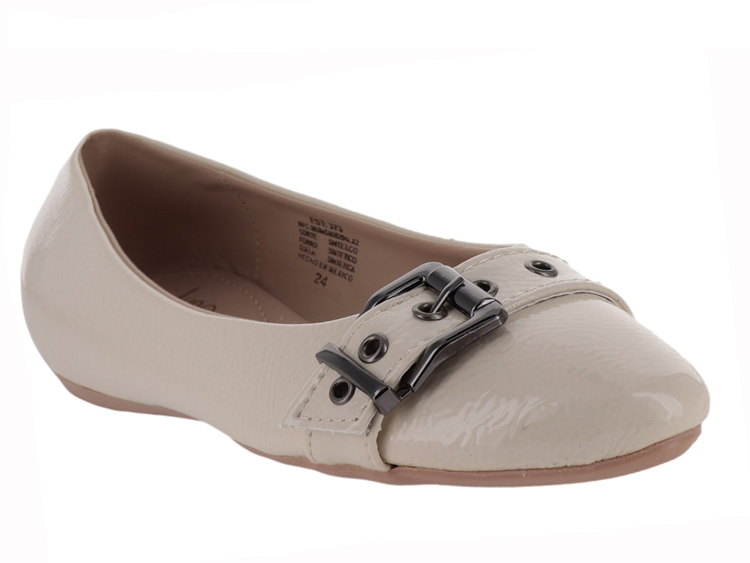 Zapato plano color latte con acabado brillante y hebilla decorativa en la parte superior.