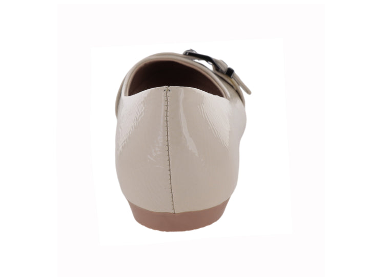 Zapato plano color latte con acabado brillante y hebilla decorativa en la parte superior.