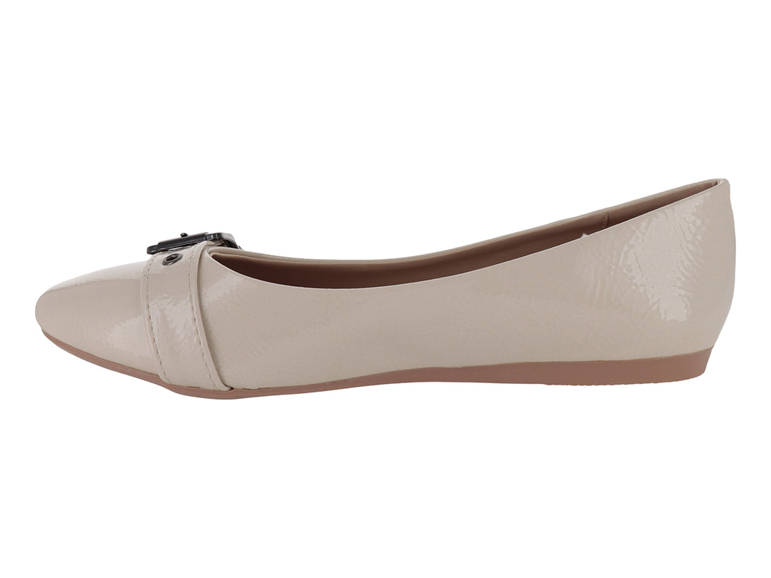 Zapato plano color latte con acabado brillante y hebilla decorativa en la parte superior.