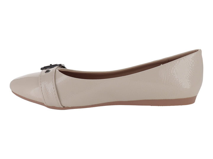 Zapato plano color latte con acabado brillante y hebilla decorativa en la parte superior.