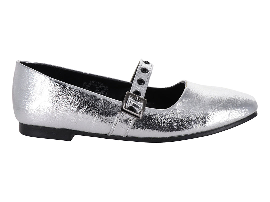 Zapato plano color plata con correa y hebilla metálica.