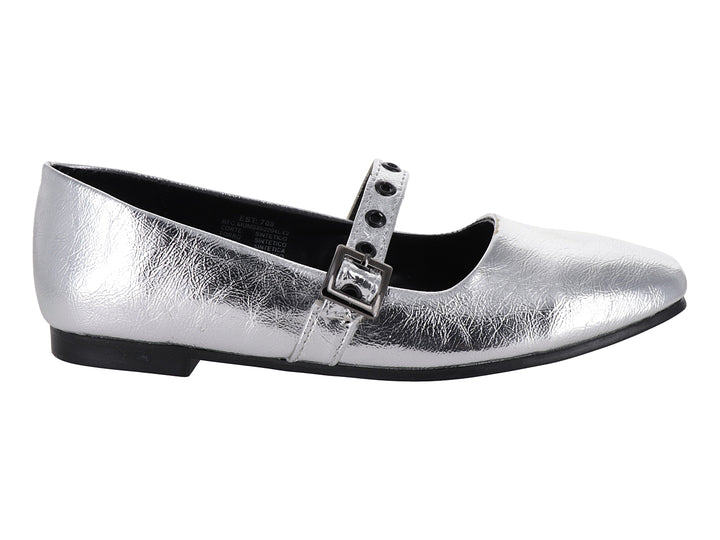 Zapato plano color plata con correa y hebilla metálica.