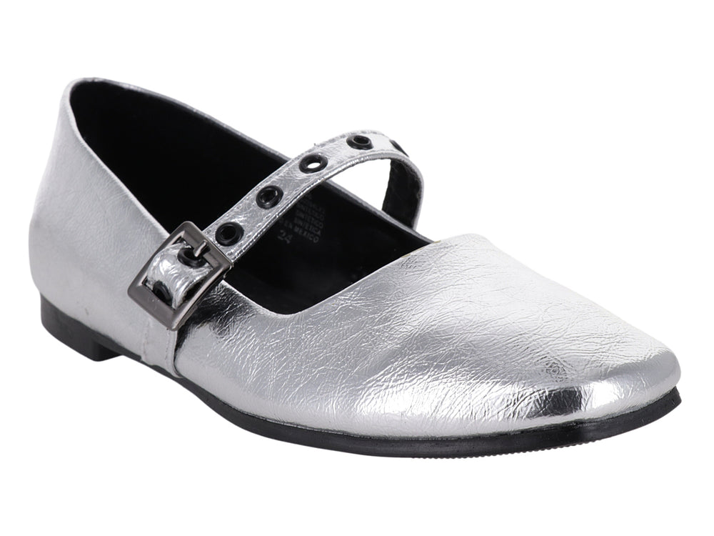 Zapato plano color plata con correa y hebilla metálica.