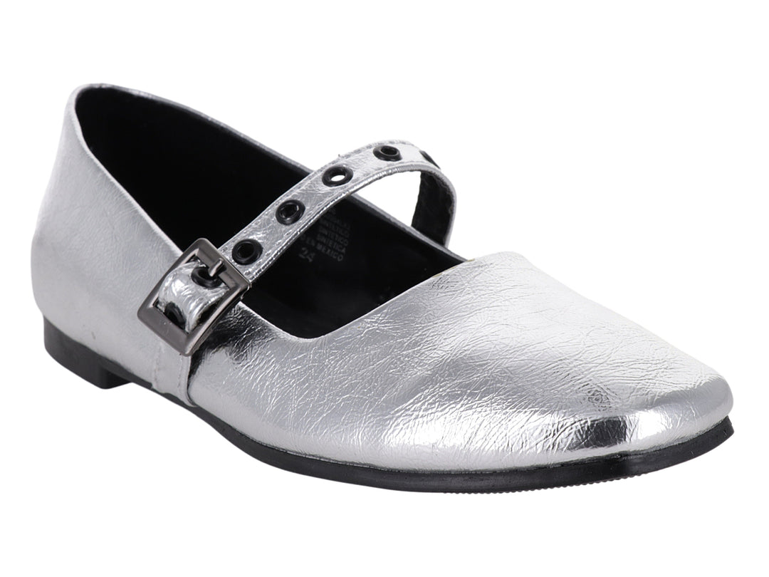 Zapato plano color plata con correa y hebilla metálica.