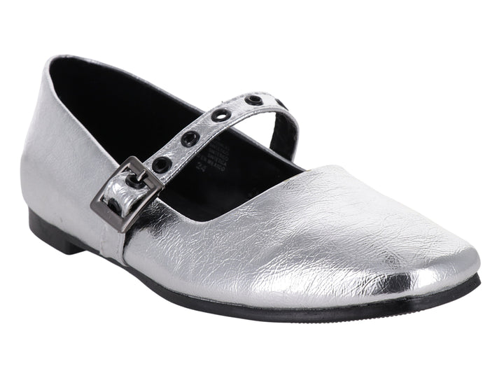Zapato plano color plata con correa y hebilla metálica.