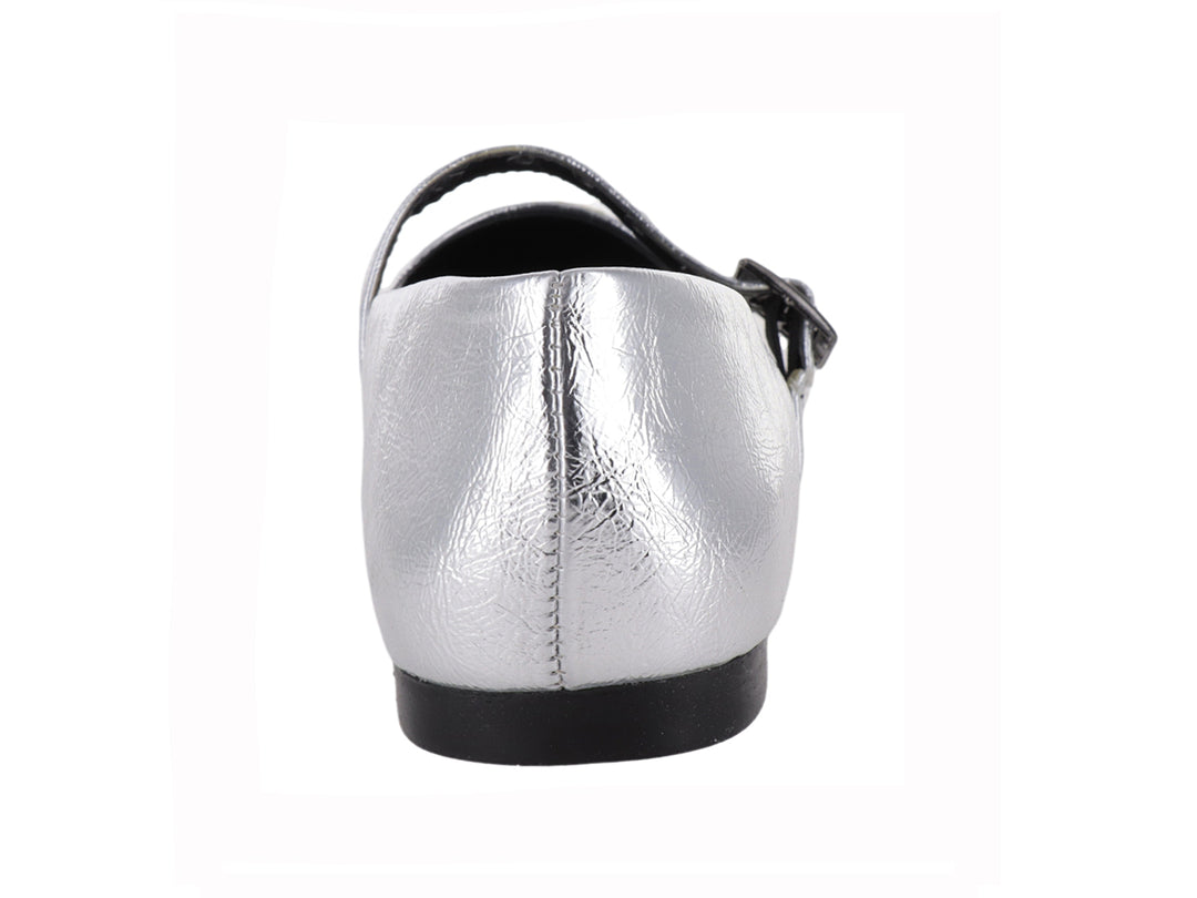 Zapato plano color plata con correa y hebilla metálica.